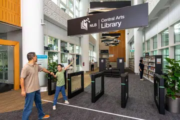 PERPUSTAKAAN BAGI PENGGEMAR SENI: Perpustakaan Seni Central di Aras 5, Bangunan Perpustakaan Negara di 100, Victoria Street, terletak di lokasi yang baik di tengah-tengah pusat seni dan warisan Singapura.