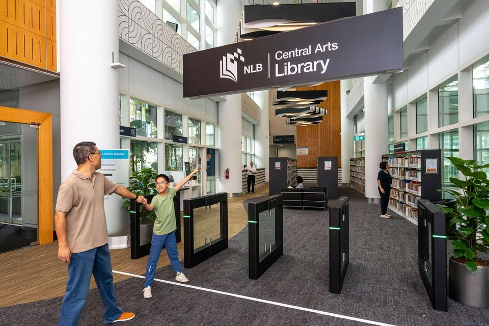 PERPUSTAKAAN BAGI PENGGEMAR SENI: Perpustakaan Seni Central di Aras 5, Bangunan Perpustakaan Negara di 100, Victoria Street, terletak di lokasi yang baik di tengah-tengah pusat seni dan warisan Singapura.