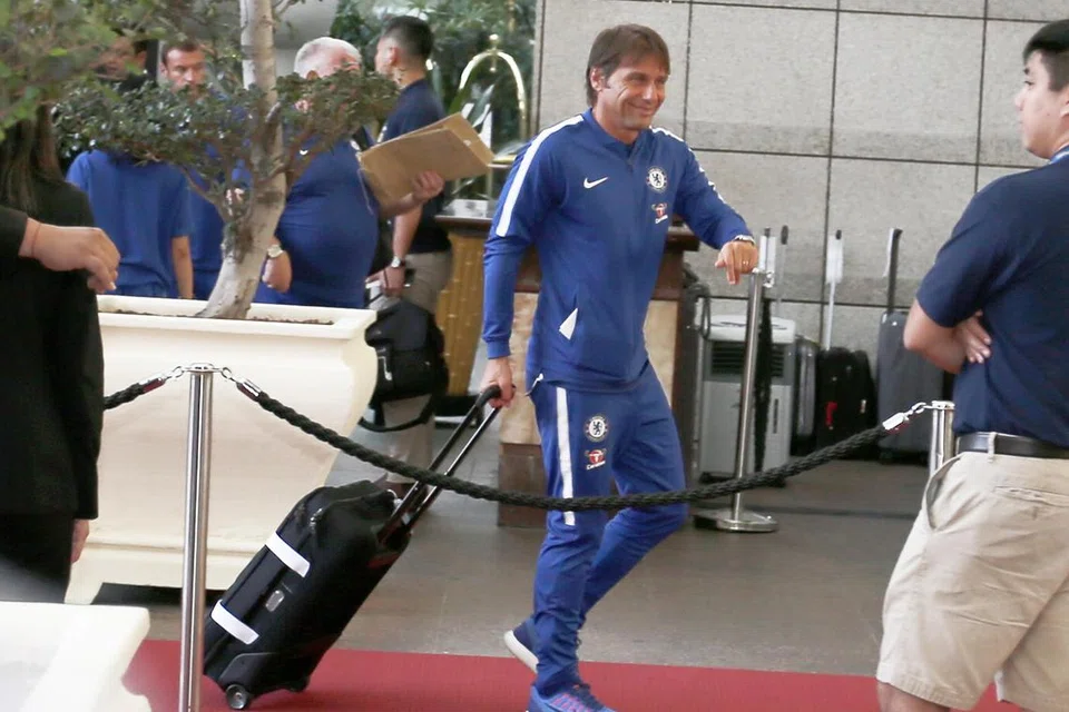 Antonio Conte bersama pasukan bimbingannya, Chelsea, yang berada di Singapura untuk perlawanan persahabatan pada 2017. Pada 13 Julai 2018, Conte dipecat daripada kelab tersebut selepas menjulang Piala FA pada tahun yang sama.