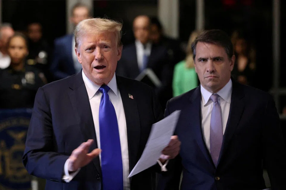 Foto fail menunjukkan mantan Presiden Amerika Syarikat, Encik Donald Trump (kiri) menghadiri perbicaraan berkaitan tuduhan cuba menutup kes pembayaran rahsia di Mahkamah Jenayah Manhattan pada 30 Mei.