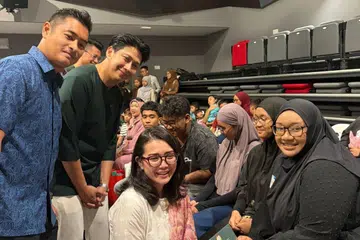 Anggota Parlimen (AP) GRC East Coast, Cik Hazlina Abdul Halim (tengah) menyerahkan pek makanan kepada salah seorang penerima projek Jalinan Kasih 4PM, Cik Norshima  Yusof, di Kelab Masyarakat Fengshan pada 8 Mac. Beliau turut ditemani (dari kiri) anggota lembaga 4PM, Encik Mohd Hasni Mohd Hashim dan Presiden 4PM, Encik Nassar Mohamad Zain. 