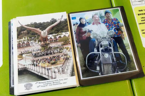 Cikgu Salamah dan Encik Awi mempunyai fail mengumpul gambar-gambar kembara pemotoran mereka.