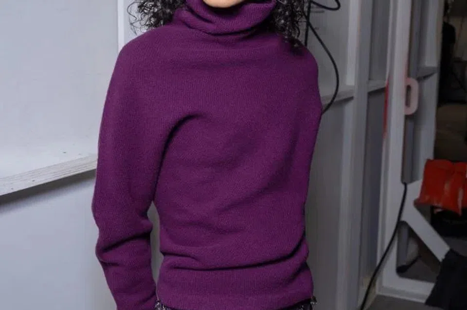 Pereka fesyen masyhur, Carolina Herrera, memadankan skirt ungu bertekstur dengan sweater turtleneck sama warna, untuk menghasilkan gaya menarik namun tetap kemas.