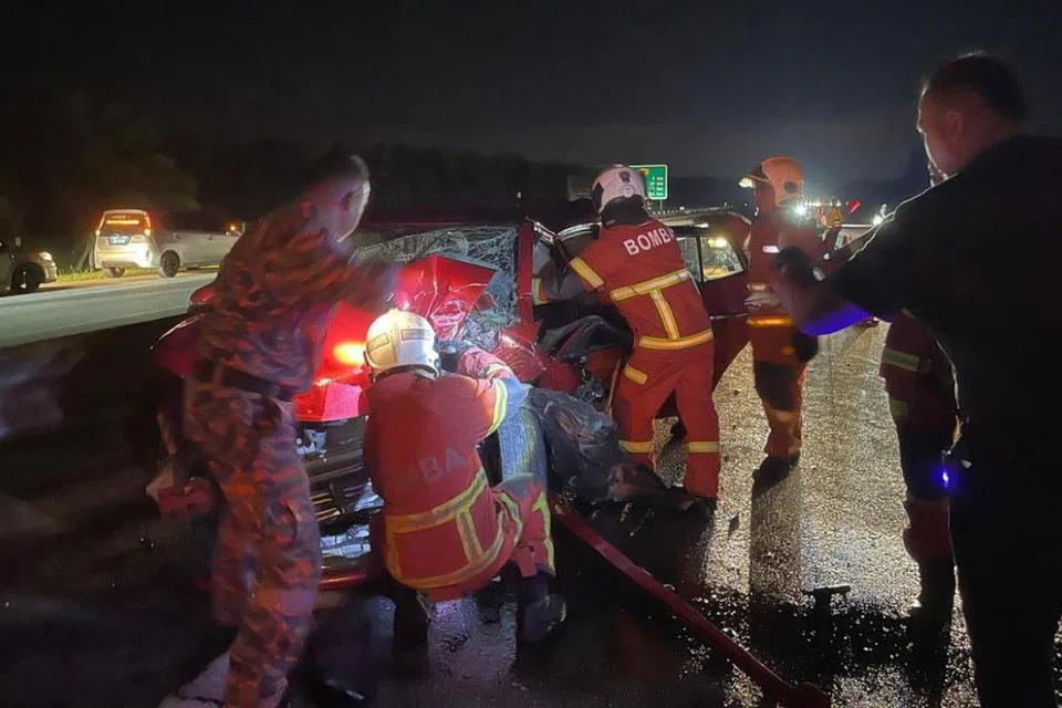 Pasukan Jabatan Bomba dan Penyelamat Malaysia membantu mengeluarkan mangsa yang tersepit dalam kenderaan akibat kemalangan yang berpunca daripada tayar lori tercabut di Manjung, Perak, pada 20 Januari.