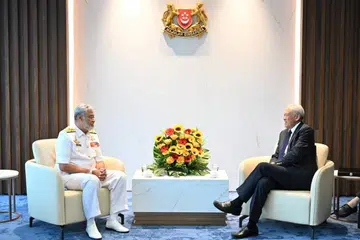 Laksamana Datuk Zulhelmy Ithnain bertemu Menteri Pertahanan, Dr Ng Eng Hen (kanan), dan membincangkan kerjasama pertahanan mengenai perkembangan keselamatan di rantau ini.