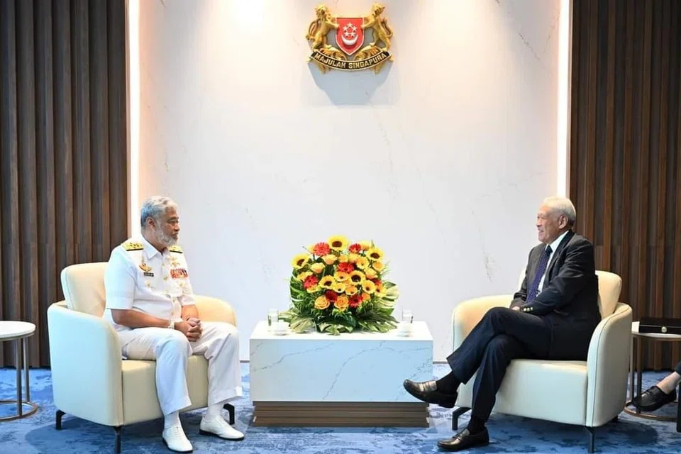 Laksamana Datuk Zulhelmy Ithnain bertemu Menteri Pertahanan, Dr Ng Eng Hen (kanan), dan membincangkan kerjasama pertahanan mengenai perkembangan keselamatan di rantau ini.