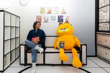 TARIK MINAT MEMBACA: Watak kartun ‘Garfield’ dan ‘Mr Kiasu’ menjadi daya penarik bagi pustaka muncul atau ‘pop-up library’ kendalian Lembaga Perpustakaan Negara (NLB) di gedung beli-belah The Centrepoint yang disediakan hingga Mac tahun depan. 