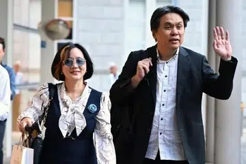 Iris Koh dan suaminya, Raymond Ng, tiba di Mahkamah Tinggi pada 15 Julai.