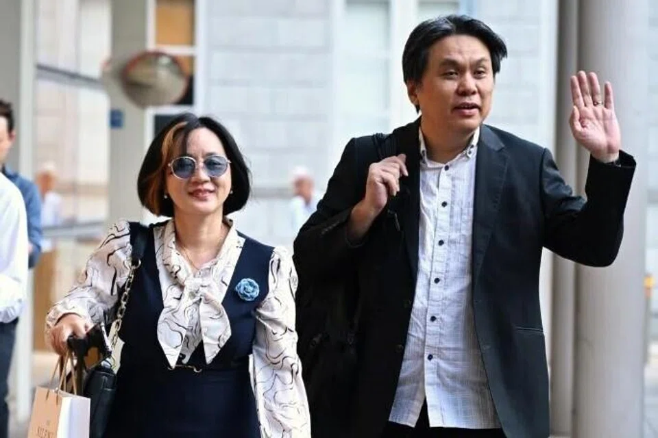 Iris Koh dan suaminya, Raymond Ng, tiba di Mahkamah Tinggi pada 15 Julai.