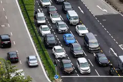 HARGA LEBIH TINGGI: Harga COE bagi semua kategori, kecuali kategori motosikal, ditutup lebih tinggi berbanding sebelum ini.