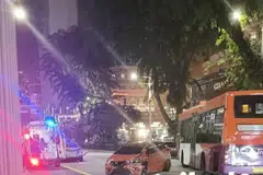 Imej dalam talian menunjukkan sebuah kereta hatchback bertentangan arah trafik di luar Pusat Beli-Belah Paragon, dengan lampu depan dan bampar kiri rosak teruk.