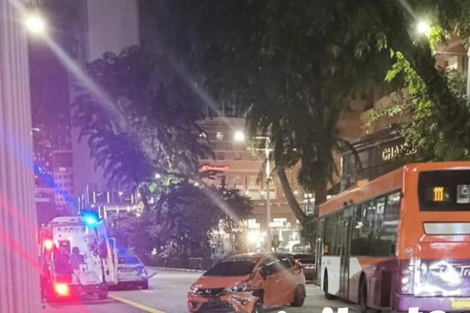 Imej dalam talian menunjukkan sebuah kereta hatchback bertentangan arah trafik di luar Pusat Beli-Belah Paragon, dengan lampu depan dan bampar kiri rosak teruk.