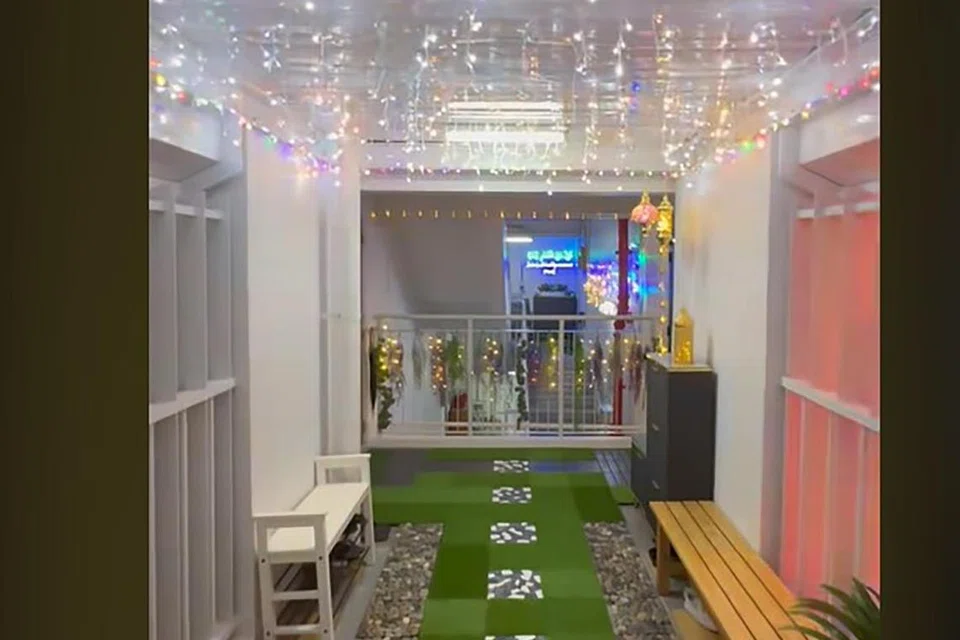 HIASAN BERKILAUAN: Bukan sahaja dihiasi dengan lampu lap-lip yang berkelipan, malah koridor itu turut dilengkapi dengan tirai dan perhiasan bulan bintang dan sebagainya. 