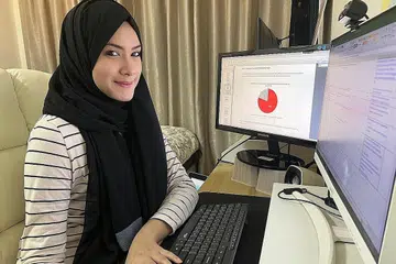 PILIHAN KERJAYA: Setelah tamat sekolah di Madrasah Aljunied Cik Shaakira Kamaludin melanjutkan pengajian ke Universiti Islam Antarabangsa Malaysia (IIUM) dan kini bekerja sebagai penganalisis kewangan. - Foto BH oleh HAKIM YUSOF