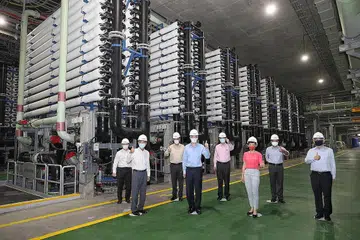 PRASARANA DEMI JAMIN BEKALAN AIR NEGARA: PM Lee (empat dari kiri) dan Menteri Kemampanan dan Sekitaran Grace Fu (tiga dari kanan) menghadiri acara pembukaan loji penyahgaraman keempat Singapura di Marina East, yang merupakan loji skala besar pertama di sini yang boleh merawat kededua air laut dan air hujan. Dengan kemudahan merawat air terletak di bawah tanah, loji itu menyediakan ruang hijau di atas permukaan bagi kegiatan masyarakat dan riadah. - Foto MCI