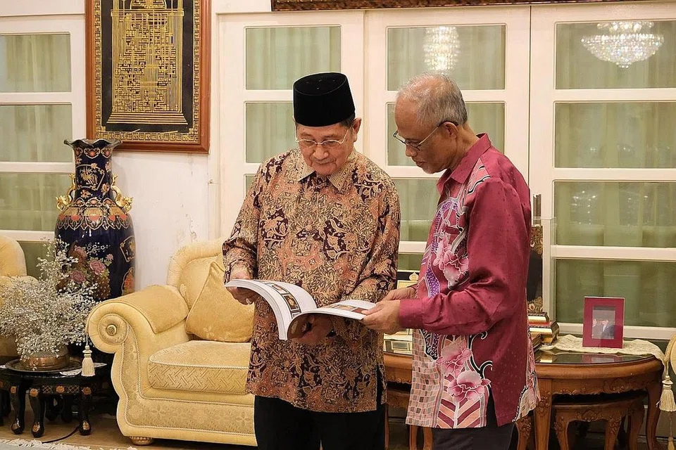 BINCANG ISU SOSIOAGAMA: Encik Masagos (kanan) telah mengadakan perbincangan mengenai isu sosioagama bersama Menteri Ehwal Agama, Ustaz Baharuddin Othman semasa jamuan makan malam di rumahnya.