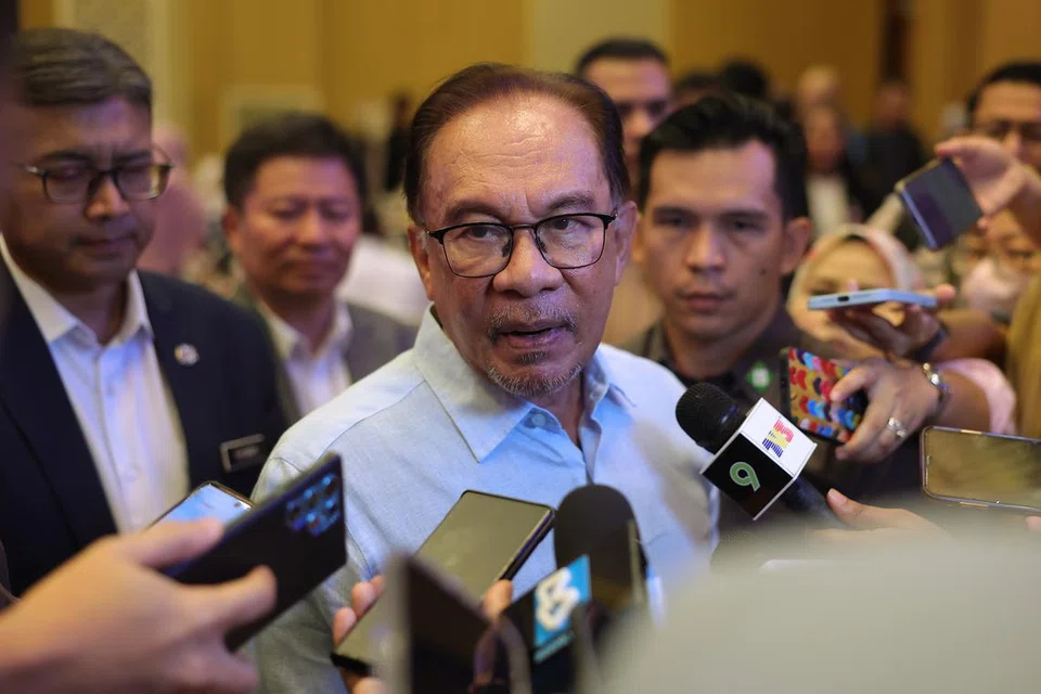MAHU BERSIHKAN PENTADBIRAN: Perdana Menteri Datuk Seri Anwar Ibrahim menjawab pertanyaan media selepas Majlis Perasmian Persidangan Kebangsaan Ekonomi Malaysia ke-16. 