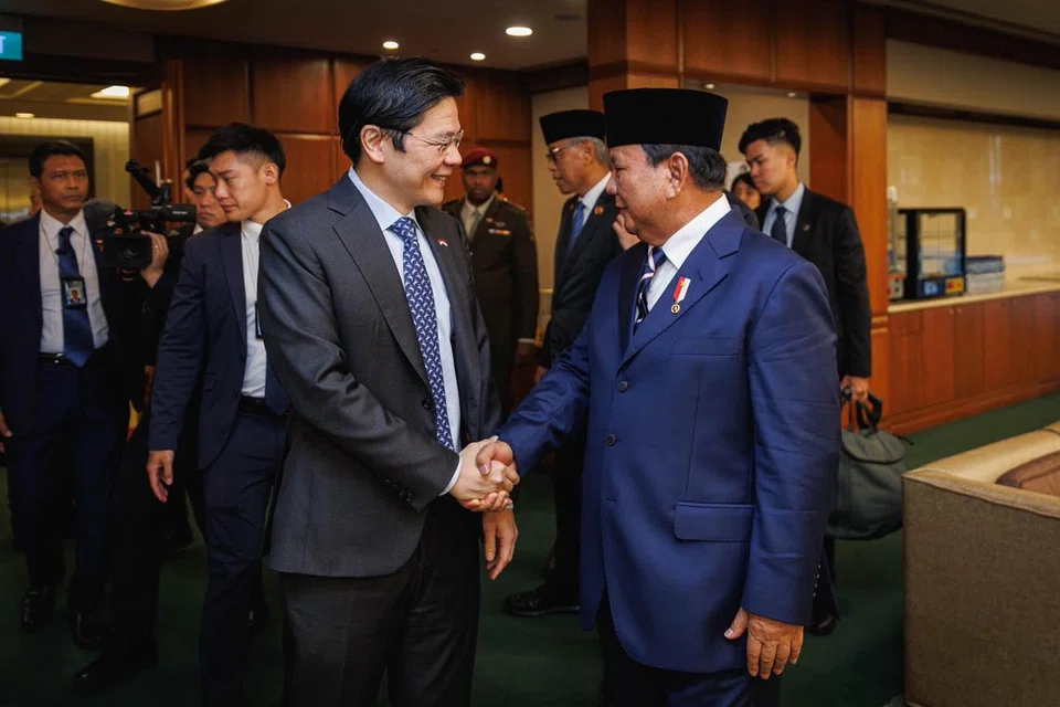 Perdana Menteri, Encik Lawrence Wong (kiri) dan Presiden Indonesia, Encik Prabowo Subianto.