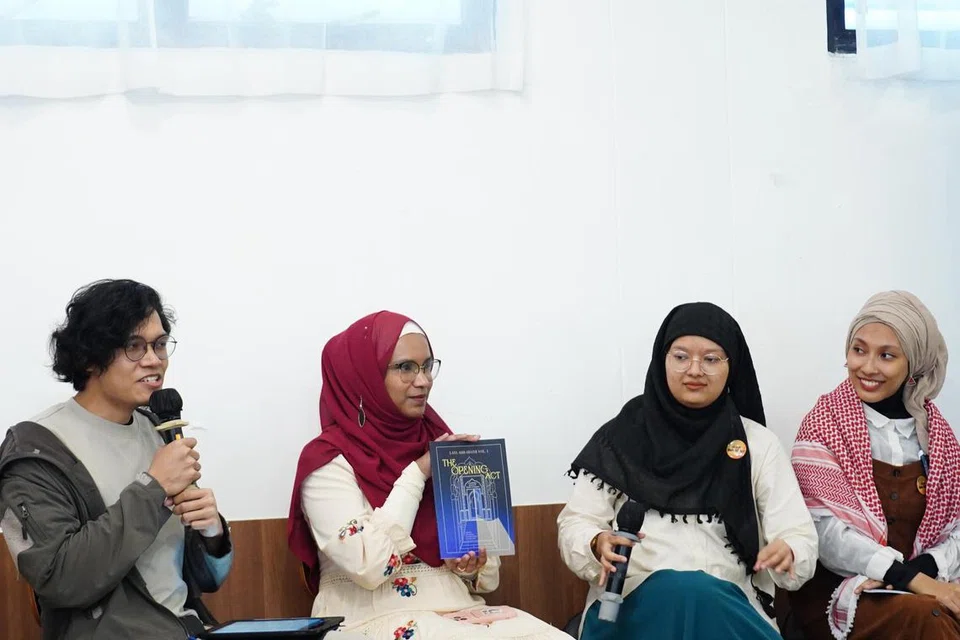Dari kiri, Pegawai Teknologi Layl Ash-Shayr (LAS), Encik Ahmad Mudaafi’ Zainuddin (selaku moderator); Ketua Jangkauan LAS, Cik Nur Laili Madhar Abdeen; Ketua Pemasaran LAS, Cik Zubaidah Dadlani; dan, Ketua Pentadbir LAS, Cik Nursarah Safari, berkongsi tentang proses menghasilkan antologi pertama mereka, ‘Layl Ash-Shayr Vol.1: The Opening Act’.