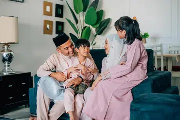 Dalam Rapat Hari Kebangsaan sulung Perdana Menteri Lawrence Wong pada 18 Ogos di Institut Pendidikan Teknikal (ITE) Kolej Central di Ang Mo Kio, beliau mengumumkan skim Cuti yang Dikongsi Ibu Bapa (SPL) baru, yang akan dilaksanakan sepenuhnya mulai April 2026 serta Cuti Paterniti yang Dibayar Pemerintah (GPPL) mandatori selama empat minggu bagi golongan bapa mulai April 2025.