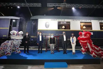 RASMIKAN PAMERAN: President Halimah Yacob (tengah) di pameran 'Once Upon A Time on the Orient Express'. Pameran itu yang awalnya dijangka berlangsung hingga Jun, kini telah dilanjutkan hingga ke September. - Foto FACEBOOK PRESIDEN HALIMAH YACOB
