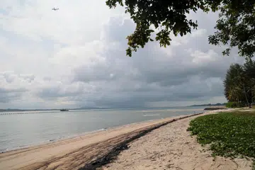 Kejadian tumpahan minyak yang berlaku di muara Sungai Johor pada 3 April menjejas mutu air di beberapa kawasan perairan di timur laut Singapura.