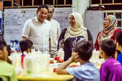 BERAMAH MESRA: Encik Amrin (kiri) bersama ahli psikologi pendidikan yang juga sukarelawan RKM, Dr Sharifah Mariam Aljunied (dua dari kanan), dan dua kakitangan RKM bersahur bersama kanak-kanak rumah kebajikan itu semalam. - Foto FACEBOOK AMRIN AMIN