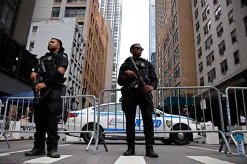 Anggota penguat kuasa berkawal berhampiran ibu pejabat Pertubuhan Bangsa-Bangsa Bersatu (PBB) di New York pada 21 September 2026, menjelang Perbahasan Umum peringkat tinggi Perhimpunan Agung PBB ke-81. Hampir 130 ketua negara dan pemerintah dijangka berhimpun bagi pertemuan yang berlangsung dari 22 hingga 28 September, ketika konflik berpanjangan dan tekanan ekonomi global menjadi antara isu utama yang membayangi persidangan.
