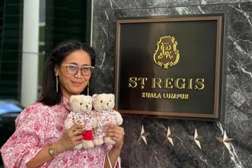 Pengasas serta pengarah kreatif Maison Q, Cik Suhana Ab, teruja bekerjasama dengan hotel St. Regis Kuala Lumpur untuk menghiasi restoran dan bilik tetamu hotel tersebut dengan cetakan khas jenamanya.
