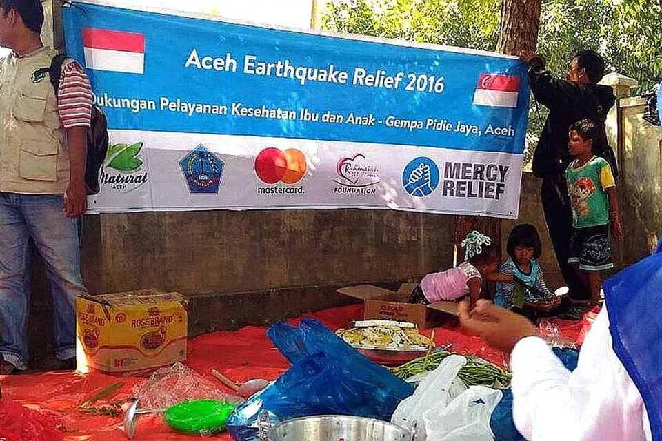 HULUR BANTUAN KEPADA YANG MEMERLUKAN: Mercy Relief melaksanakan gerakan bantuan bagi masyarakat yang terjejas akibat gempa bumi yang melanda Banda Aceh, Sumatera, pada 7 Disember lalu. - Foto MERCY RELIEF