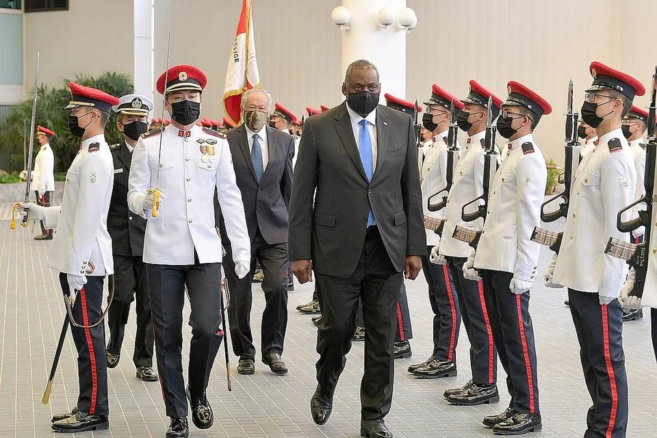 KAWALAN KEHORMATAN: Encik Austin (di depan) dan Dr Ng (di belakang) bertemu di Mindef semalam. - Foto FACEBOOK DR NG