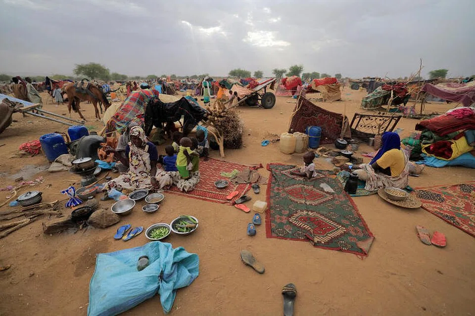 RAKYAT SENGSARA: Pelarian Sudan mendapatkan perlindungan berdekatan sempadan antara Sudan dengan Chad. - Foto REUTERS 