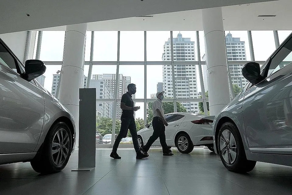 PELBAGAI PILIHAN: Pelanggan kelihatan meninjau kereta di bilik pameran Hyundai di Alexandra Road. Selain membeli terdapat juga pilihan memajak kereta buat tempoh yang lebih panjang. - Foto fail