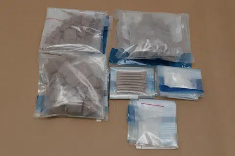 RAMPASAN DADAH: Heroin dan Ice yang dirampas daripada suspek di kawasan sekitar Eunos Crescent dalam operasi CNB pada 7 November.