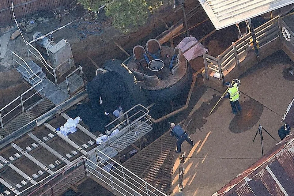 MEMERIKSA TEMPAT KEJADIAN MAUT: Pegawai kecemasan dilihat berada dekat tempat kejadian beberapa pengunjung dilaporkan terbunuh di taman tema Dreamworld di Gold Coast, Australia. - Foto REUTERS