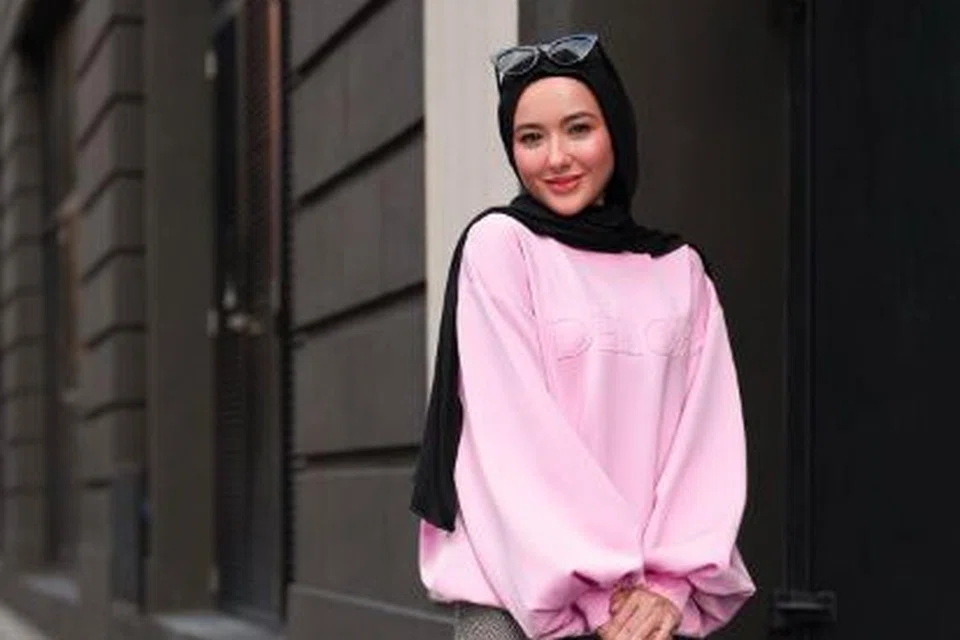 NAFI SPEKULASI: Enggan menuding jari kepada sesiapa, pelakon Hannah Delisha menafikan spekulasi bersengketa dengan syarikat pengurusan lama. 
