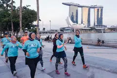 BERJALAN DEMI TUJUAN MURNI: Cik Rosniaty Abu Bakar (barisan depan, tengah) akan menyertai acara Let's Take A Walk November nanti bersama kumpulannya yang diberi nama GengCariPasal. Beliau akan berjalan sejauh 150 kilometer di sekitar Singapura. - Foto BH oleh IQBAL FAIZAL