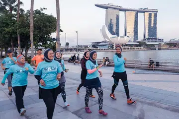 BERJALAN DEMI TUJUAN MURNI: Cik Rosniaty Abu Bakar (barisan depan, tengah) akan menyertai acara Let's Take A Walk November nanti bersama kumpulannya yang diberi nama GengCariPasal. Beliau akan berjalan sejauh 150 kilometer di sekitar Singapura. - Foto BH oleh IQBAL FAIZAL