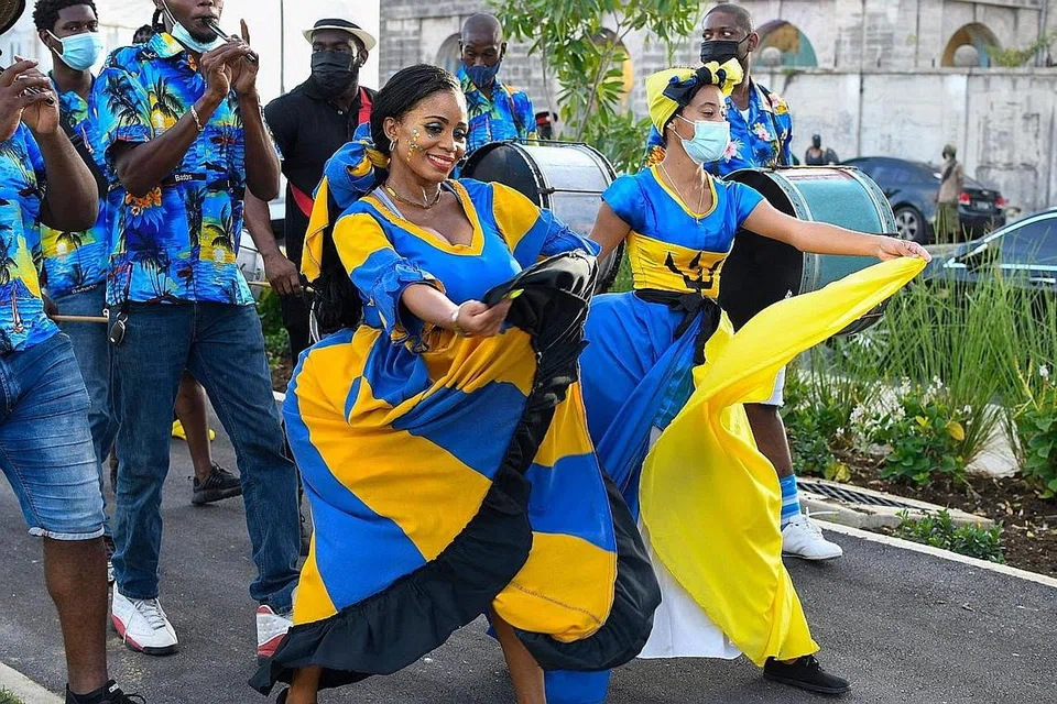 MERAIKAN KEMERDEKAAN: Sekumpulan wanita Barbados menari semasa persembahan budaya sewaktu majlis perasmian dataran merdeka yang dinamakan Golden Square Freedom Park (Taman Merdeka Datan Emas) di ibu kota Bridgetown pada 27 November. - Foto AFP 