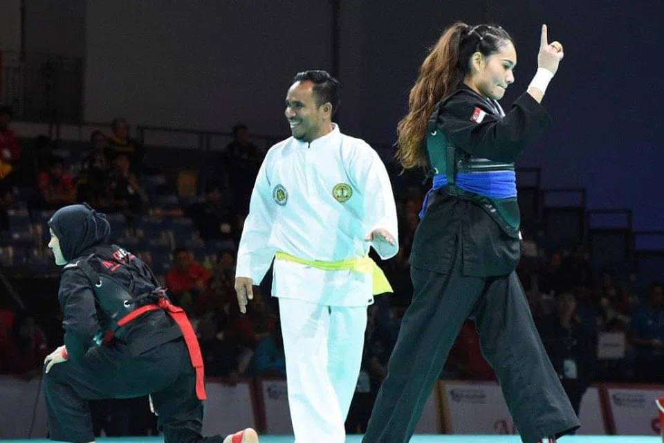 MARA KE PUSINGAN AKHIR: Selepas gagal tiga kali di kejohanan dunia, Nurul Suhailah (kanan) akhirnya berjaya melayakkan diri ke pusingan akhir selepas menewaskan seteru utamanya dari Indonesia, Selly Andriani.