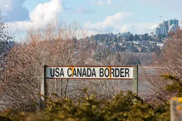 Sebuah papan tanda sempadan Amerika Syarikat-Canada di pintu masuk sempadan Peace Arch di Blaine, Washington, pada 5 Mac 2025, menandakan hubungan perdagangan yang semakin diuji.
Amerika Syarikat mengumumkan bahawa ia akan memberikan pengecualian selama sebulan terhadap tarif import automotif dari Canada dan Mexico, menurut kenyataan Rumah Putih pada 5 Mac. Keputusan ini dibuat sehari selepas tarif tinggi ke atas rakan dagang utama Amerika mula dikuatkuasakan.