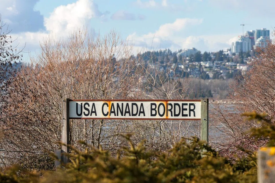 Sebuah papan tanda sempadan Amerika Syarikat-Canada di pintu masuk sempadan Peace Arch di Blaine, Washington, pada 5 Mac 2025, menandakan hubungan perdagangan yang semakin diuji.
Amerika Syarikat mengumumkan bahawa ia akan memberikan pengecualian selama sebulan terhadap tarif import automotif dari Canada dan Mexico, menurut kenyataan Rumah Putih pada 5 Mac. Keputusan ini dibuat sehari selepas tarif tinggi ke atas rakan dagang utama Amerika mula dikuatkuasakan.