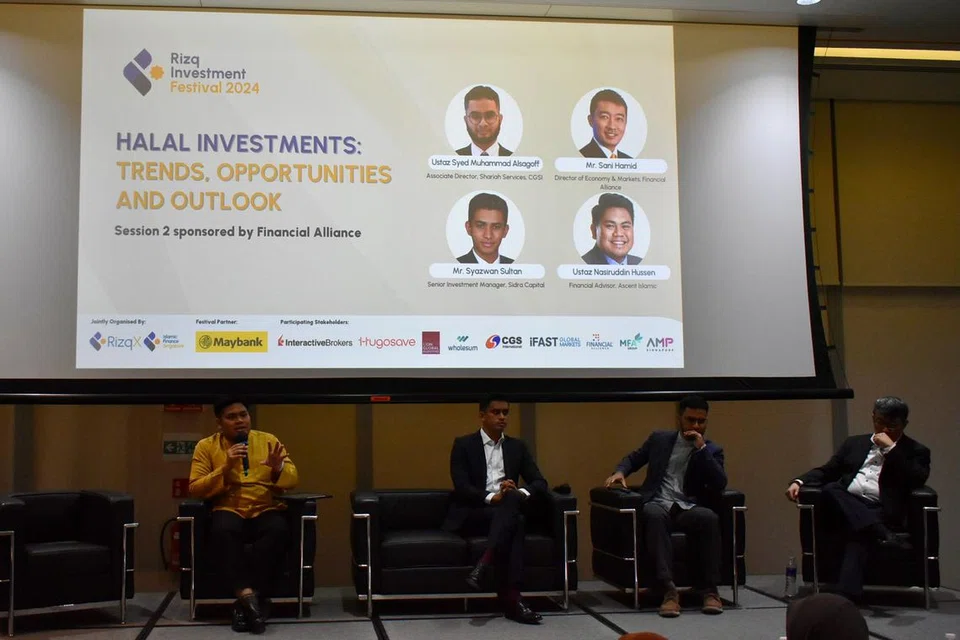 Penasihat Kewangan Islam Ascent Islamic, Ustaz Nasiruddin Hussen, selaku moderator panel ini; Pengurus Pelaburan Kanan Sidra Capital, Encik Syazwan Sultan; pengarah bersekutu CGS International, Syed Muhammad Alsagoff; dan Pengarah (Ekonomi dan Pemasaran) Financial Alliance, Encik Sani Hamid, berkongsi tentang trend, peluang dan tinjauan dalam pelaburan halal.