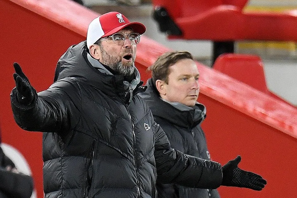 TEWAS: Pengurus Liverpool Jurgen Klopp memberikan reaksi semasa perlawanan pasukannya menentang Burnley di Anfield di mana perlawanan berkesudahan 0-1. Kekalahan Liverpool itu sekali gus menamatkan rekod 68 perlawanan tanpa kalah Liverpool di Anfield. Juara bertahan itu kini menduduki tangga keempat enam mata di belakang pendahulu Manchester United. - Foto AFP 