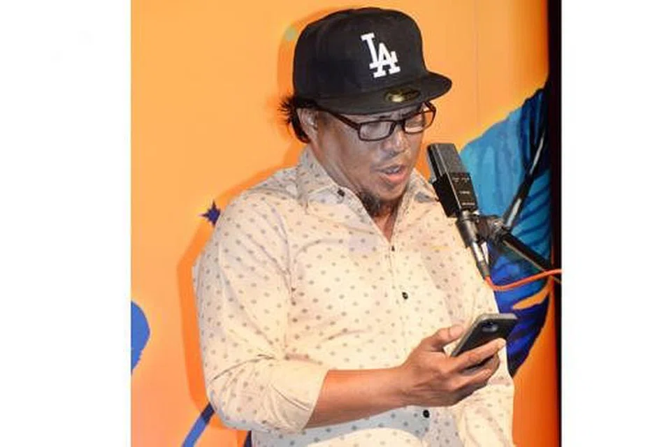SATU SUARA, TIGA SAJAK: Rafaat Hamzah telah mendeklamasikan tiga sajak yang berlainan tema termasuk sajak romantis dan juga sajak yang dapat membangkitkan semangat pendengar.