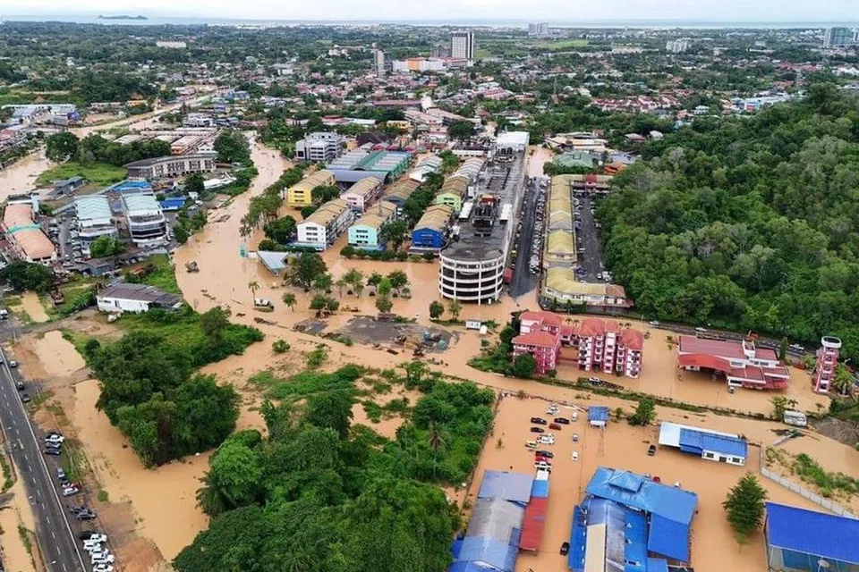 Pandangan dari udara menunjukkan kesan banjir yang melanda empat daerah di Sabah.