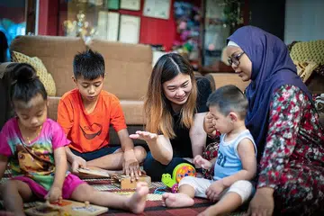 DETIK PENTING: Pembentukan otak anak-anak ini paling aktif di masa mereka dilahirkan sehingga mereka berumur lima tahun. Maka itu, ibu bapa digalak supaya merangsang minda anak-anak sepanjang tempoh yang disifatkan sebagai masa keemasan. - Foto KIDSTART SINGAPORE
