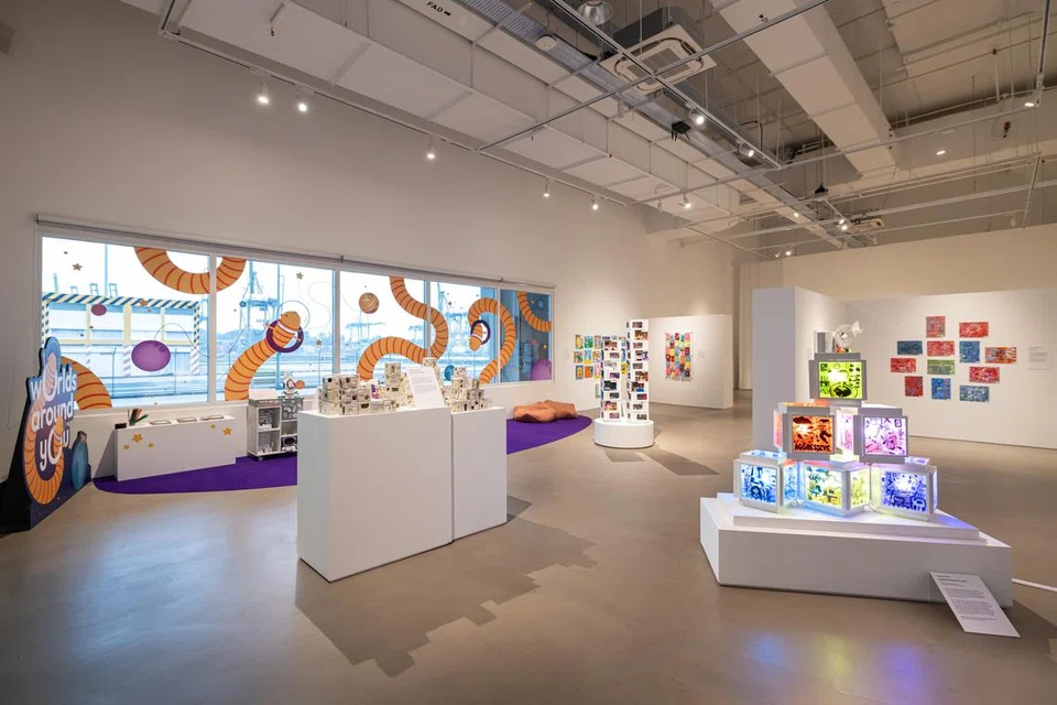Pameran ‘Worlds Around You: A Think! Contemporary Primary School Exhibition’ di Muzium Seni Singapura (SAM) menampilkan 19 karya seni murid sekolah rendah dari enam sekolah, yang menggunakan pelbagai bahan termasuk tanah liat, plaster, fabrik dan cetakan. 