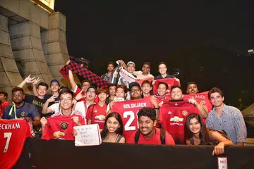 SAMBUTAN GEMURUH: Peminat menantikan ketibaan Manchester United yang berada di Singapura bagi ICC.