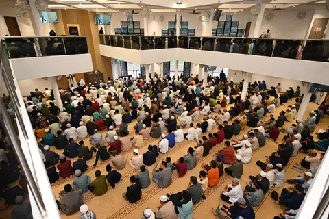 Antara pembaharuan di Masjid Darul Makmur termasuk ruang solat yang lebih selesa dan dapat menampung lebih 4,000 anggota jemaah. Sebelum ini, masjid tersebut hanya mampu menampung 3,000 jemaah.
